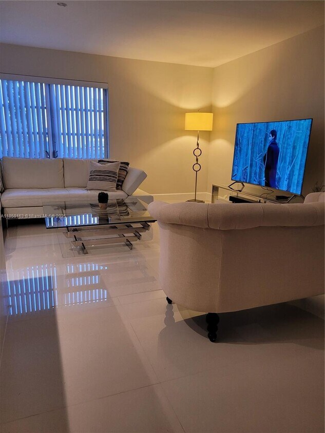 Foto principal - 8101 SW 24th Ct