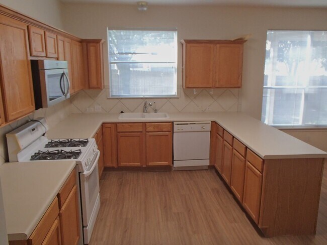 Building Photo - 4 Bedroom 2.5 Bathroom Georgetown Home