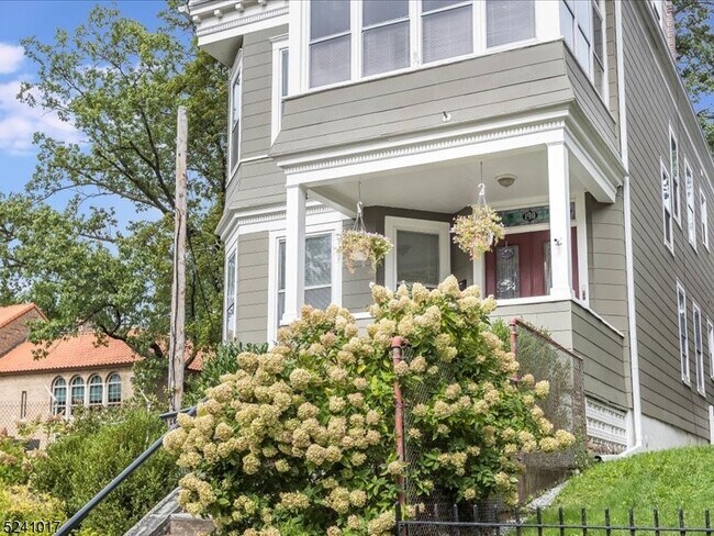 Building Photo - 190 Hillside Ave
