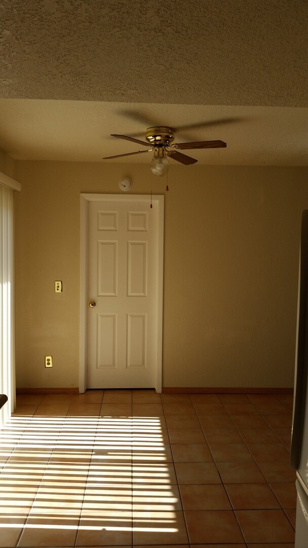 Building Photo - 3 Bedroom Home, Central Location
