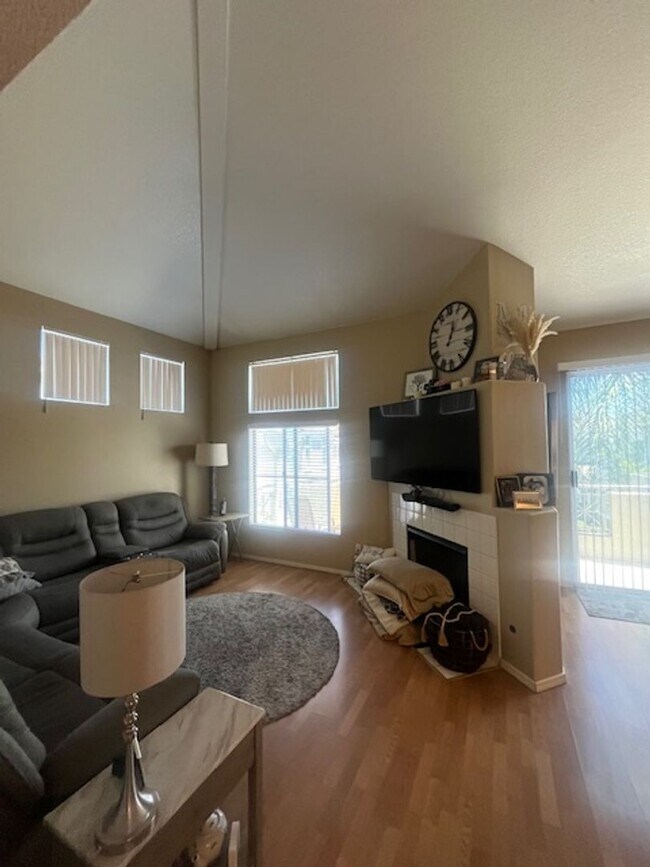 Building Photo - Beautiful 2 Bedroom and 2 Bath with loft i...