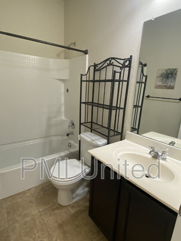 Foto del edificio - 9145 Blackstone Dr