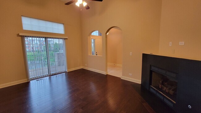 Building Photo - LUXURY TOWNHOME WITH 3 BEDROOMS, 2 FULL BA...