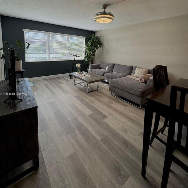 Foto del edificio - 1530 NE 191st St