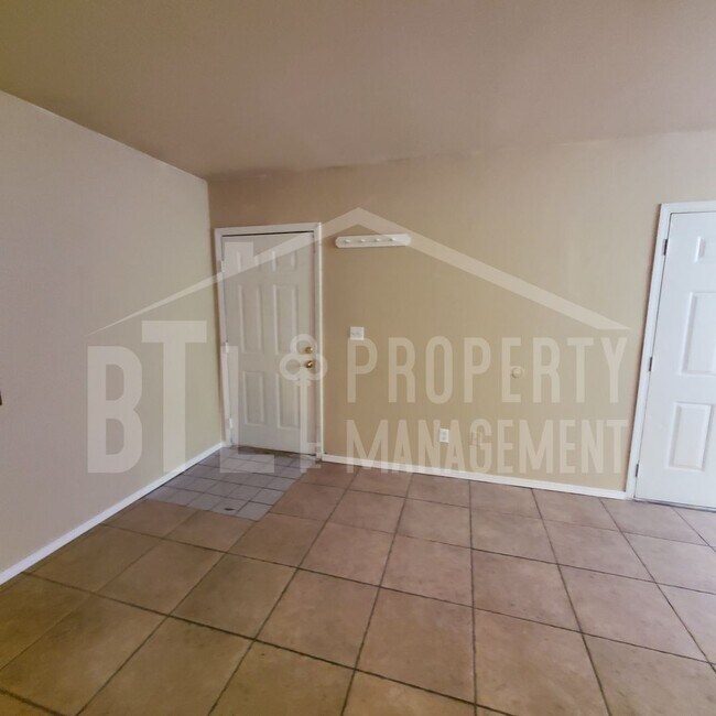 Foto del edificio - Three Bedroom Duplex