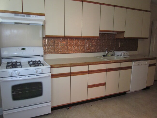 Building Photo - Charming 2 Bedroom/2 Bathroom in Catonsvil...