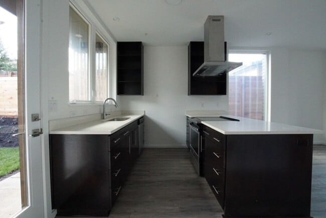 Building Photo - Beautiful 2bd/2.5ba North Portland Townhom...
