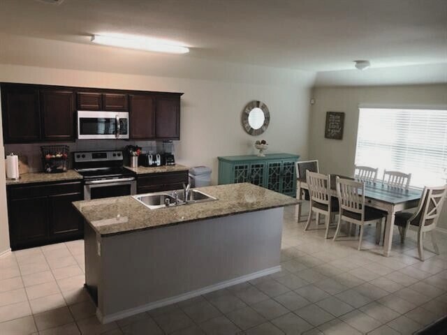 Foto del edificio - 542 Clearlake Dr