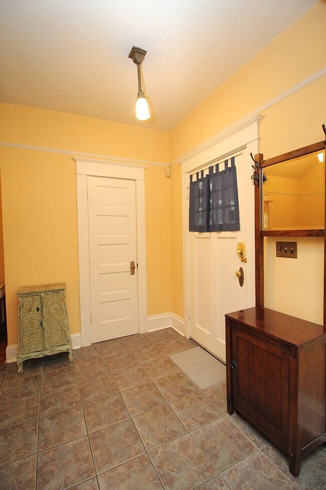 Building Photo - Delightful Remodeled Alberta Arts 3 Bed/2 ...