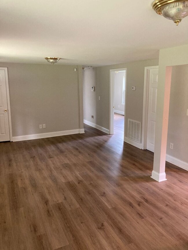 Building Photo - 2/1 House in Carrollton- $1,195