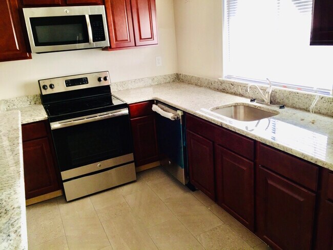 Building Photo - 584 Orange Dr