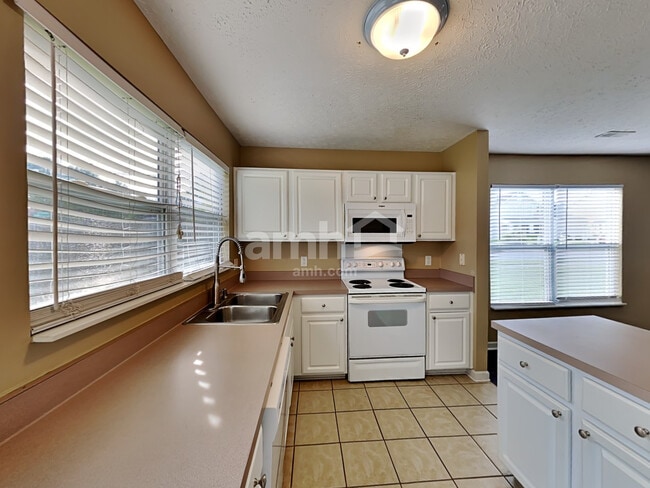 Foto del edificio - 1700 Stone Hollow Ct