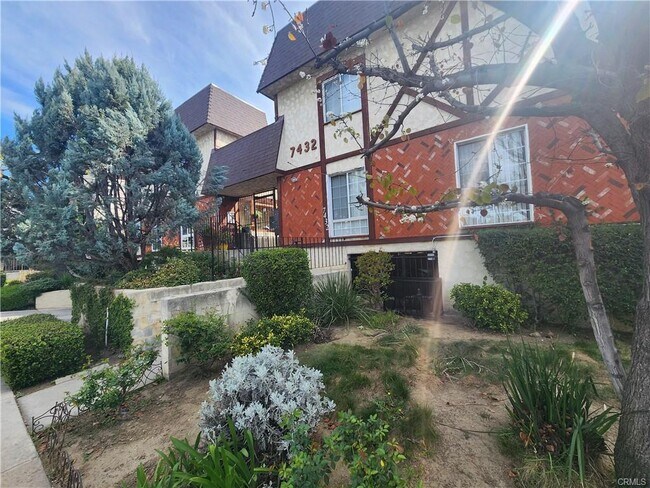 Foto del edificio - 7432 Hazeltine Ave