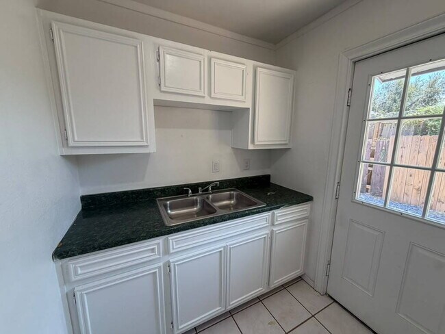 Building Photo - "Charming 2-Bed Retreat in Edinburg – Cozy 840 Sq. Ft. Home!"