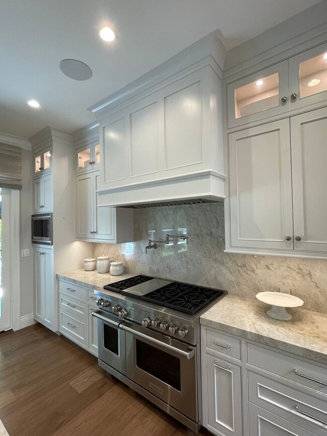 Building Photo - Luxury townhouse, close to town, easy comm...