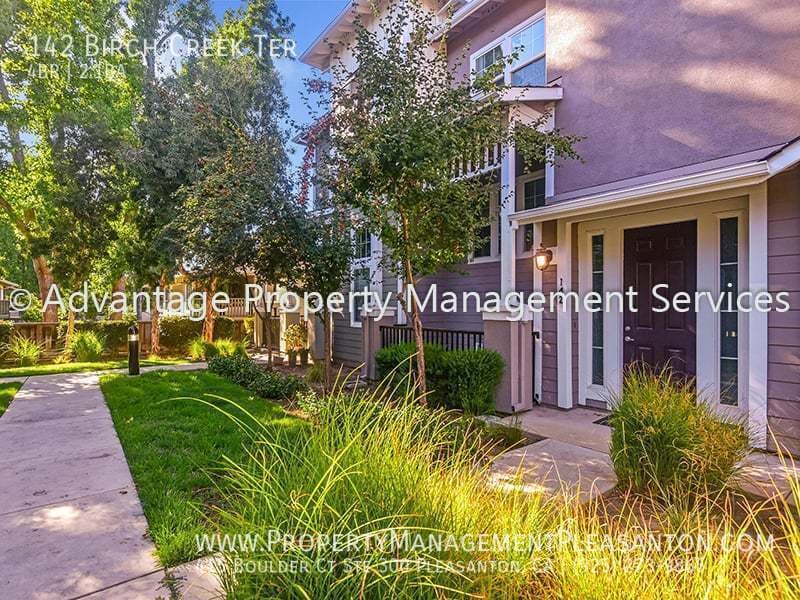 Primary Photo - Exquisite Tri-Level 3 Bed w Office / 2.5 B...