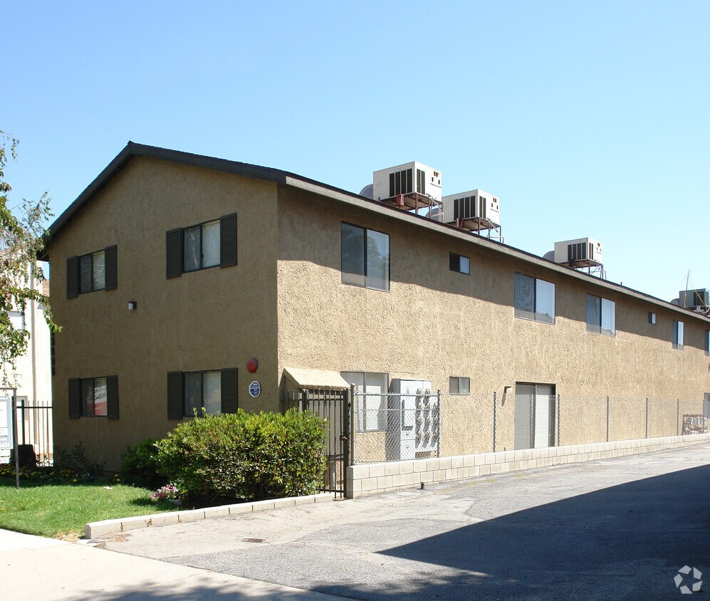 Building Photo - 25006 Walnut St