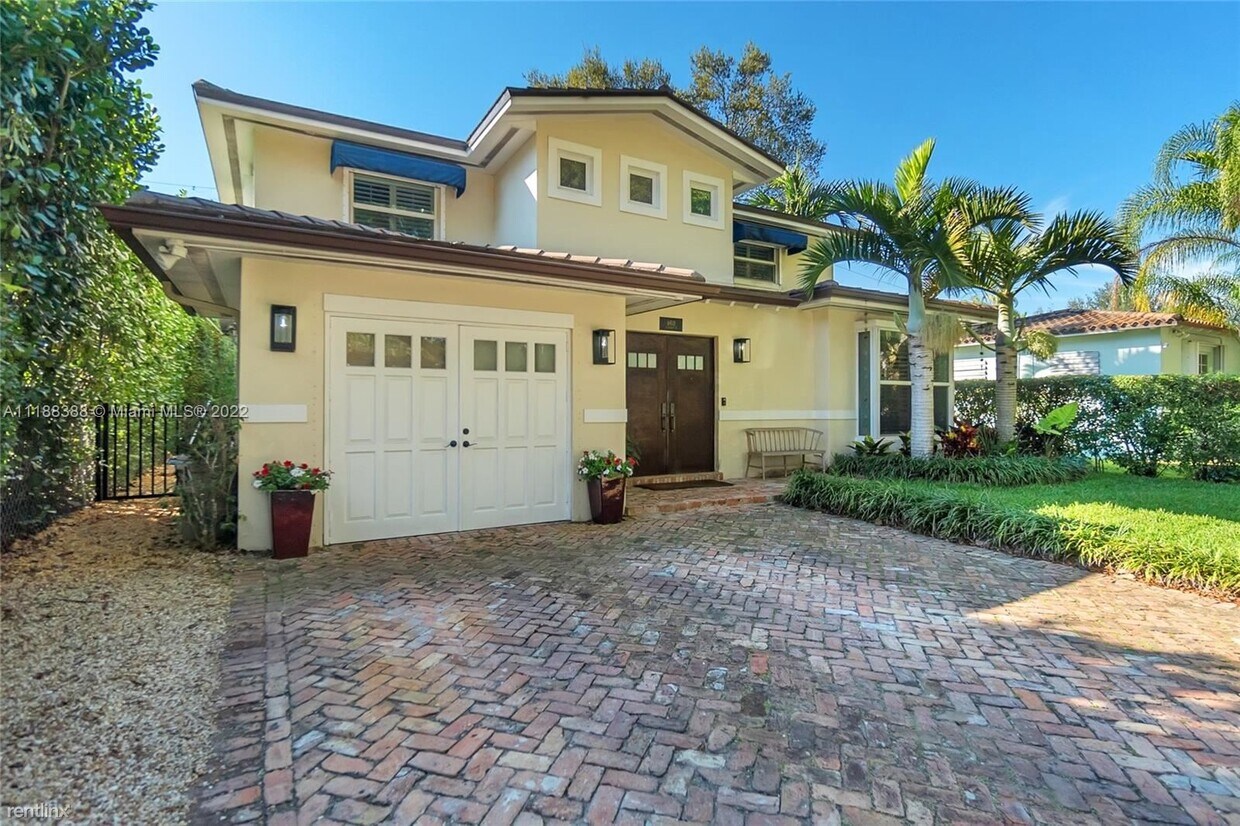 Foto principal - 4 br, 2.5 bath House - 6910 Talavera St