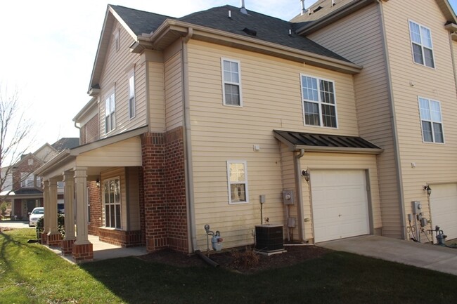 Foto del edificio - End-Unit Townhouse! Brier Creek Location! ...