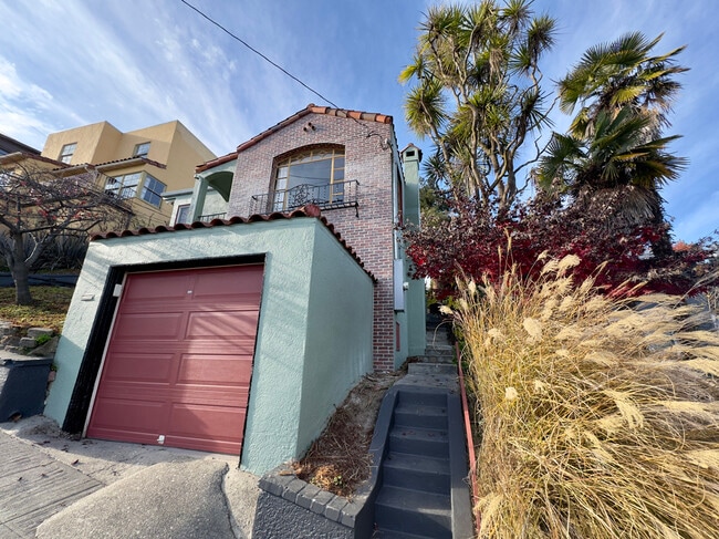 Building Photo - 645 Jean St