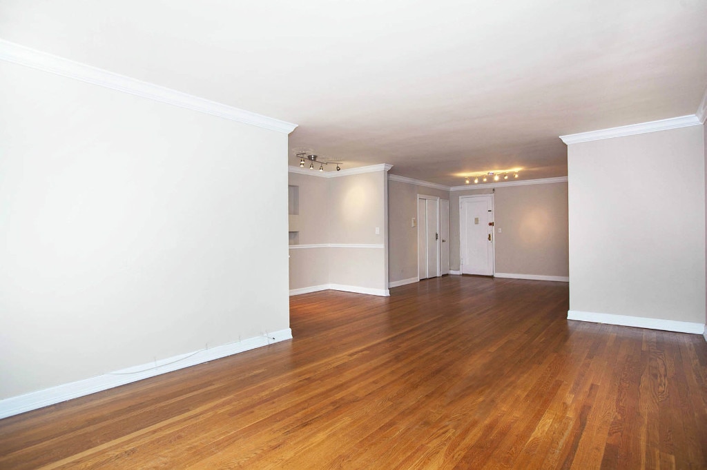 Building Photo - 530 W 236th St