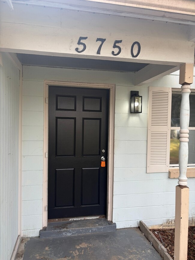 Building Photo - 5750 Blackthorn Rd