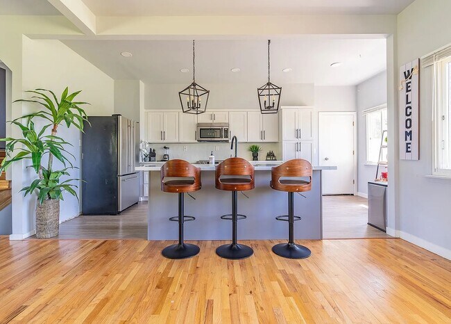Building Photo - Spacious 8-Bedroom and 4 bathroom House – ...