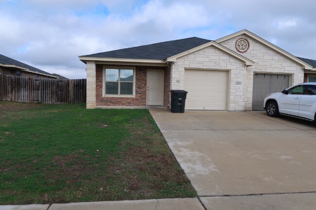 Building Photo - 1209 Vanguard Ln