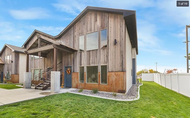 Building Photo - AWESOME 2 BED 1 BATH WITH AWESOME AMENITIE...