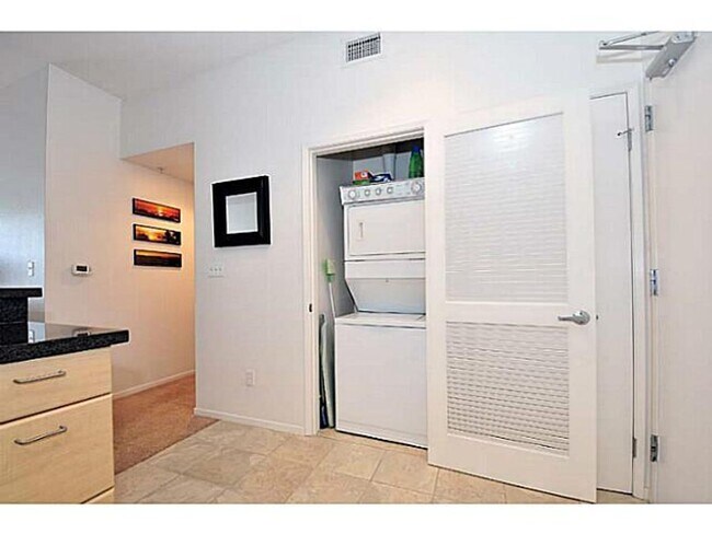Foto del edificio - JUST REDUCED! 1 Bedroom w/ Washer and Drye...