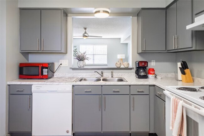 Building Photo - 106 NW Park St