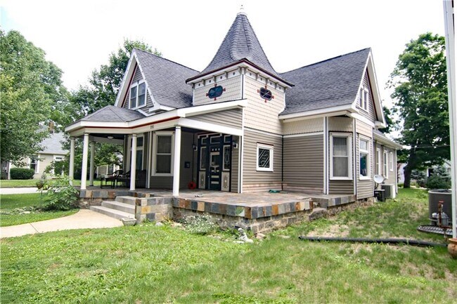 Building Photo - 195 N Maple St