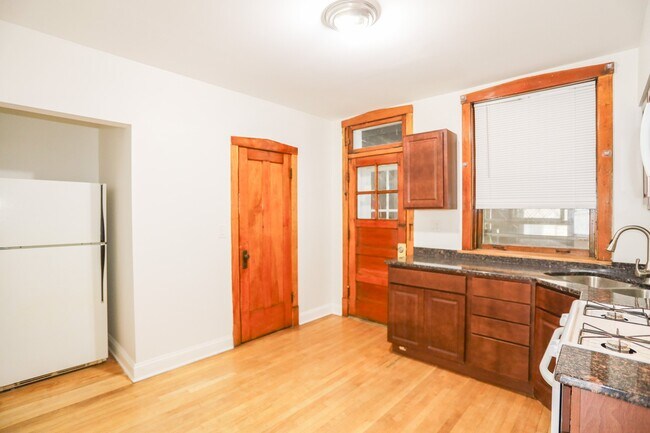 Foto del edificio - 2736 N Leclaire Ave