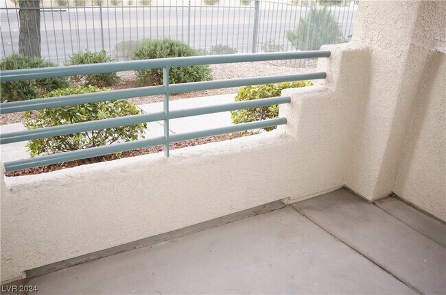 Foto del edificio - 5415 W Harmon Ave