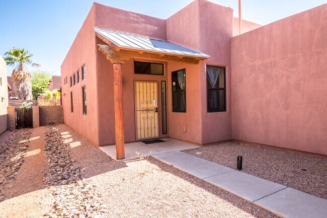 Foto del edificio - Gorgeous 3 Bedroom 2 Bathroom Home with Tile Throughout! Central A/C, 2 Car Garage!