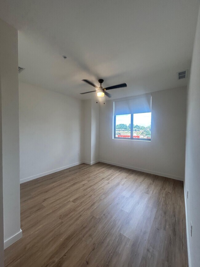 Foto del edificio - 984 E 27th St