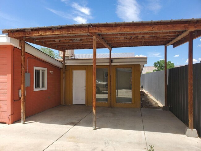 Building Photo - 3218 E Rd