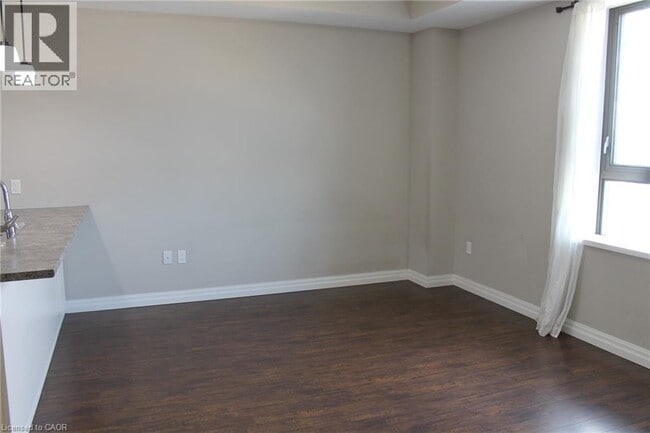 Photo du bâtiment - 112 King St E