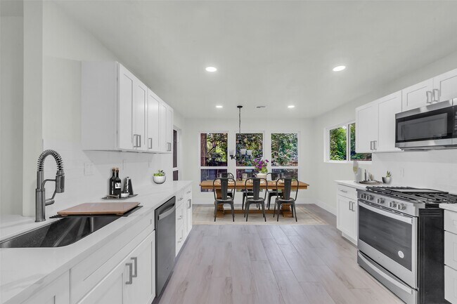 Foto del edificio - 1602 Pine Oak Dr