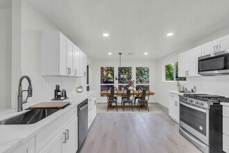 Building Photo - 1602 Pine Oak Dr