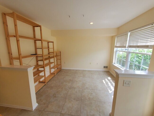Foto del edificio - Rare opportunity to reside in the beautifu...