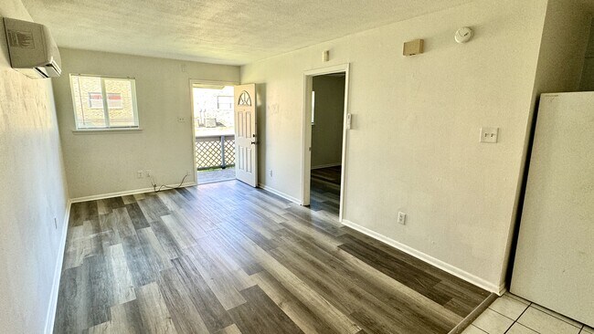 Building Photo - 605 Sunset Ln