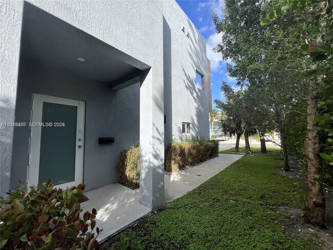 Building Photo - 1121 NE 23rd Terrace