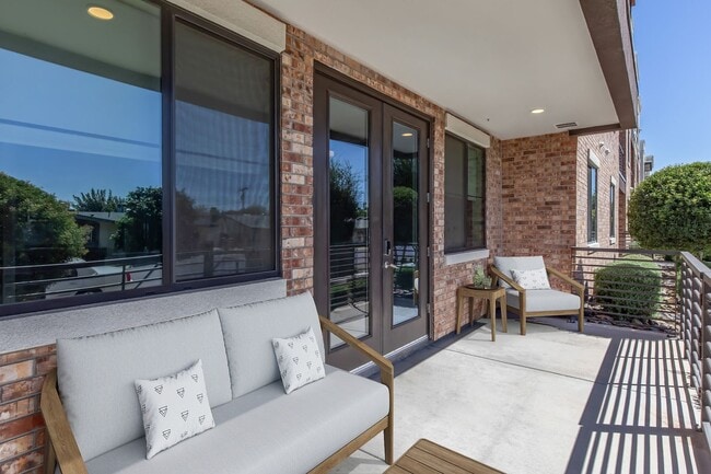 Interior Photo - Onyx North Central
