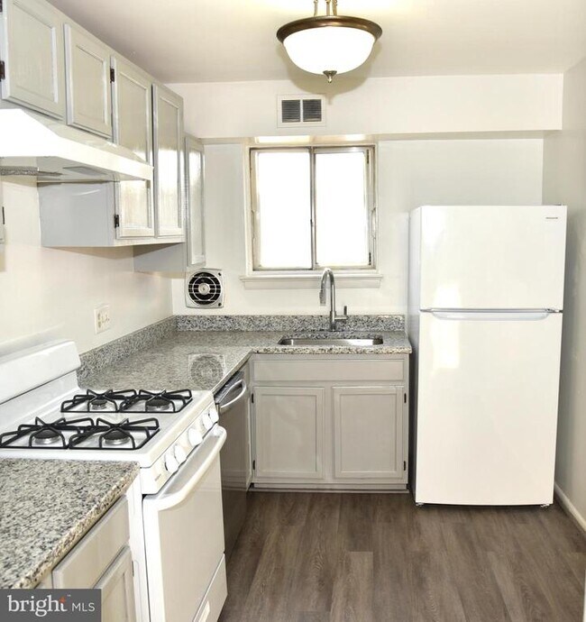 Foto del edificio - 11326 Cherry Hill Rd