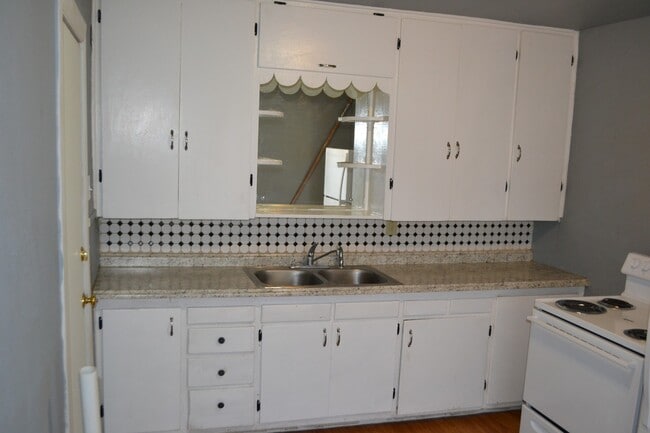 Building Photo - Pre-Leasing for Summer/Fall 2025! - Close ...