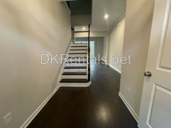 Photo - 944 Hewitt Drive Southeast Townhome