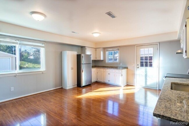 Building Photo - 2202 Isabell Ave