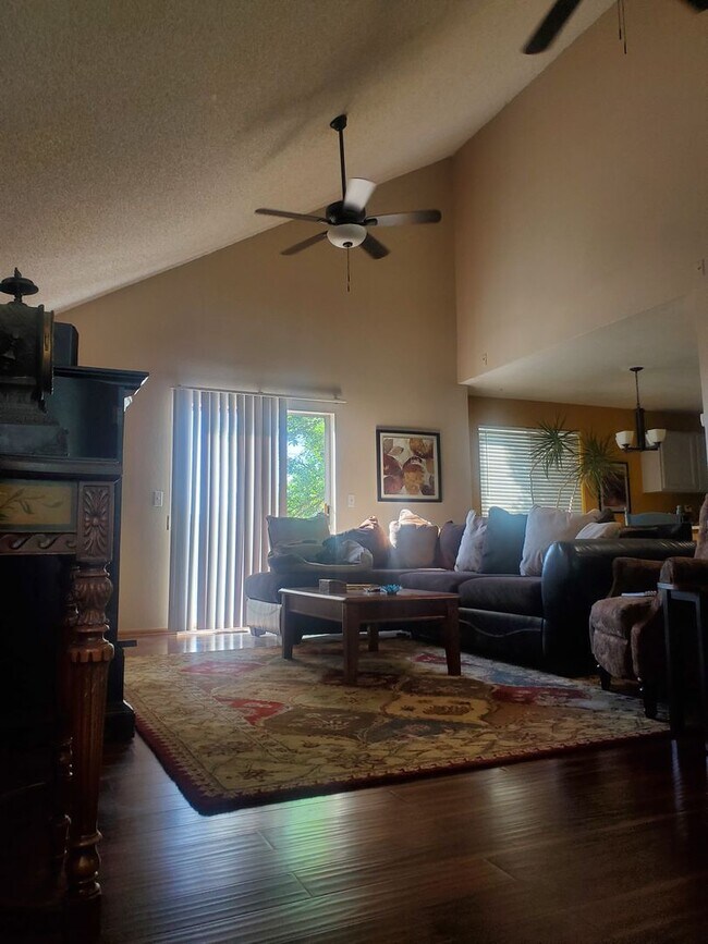 Building Photo - Charming 4 Bedroom 2.5 Bathroom Home in Br...
