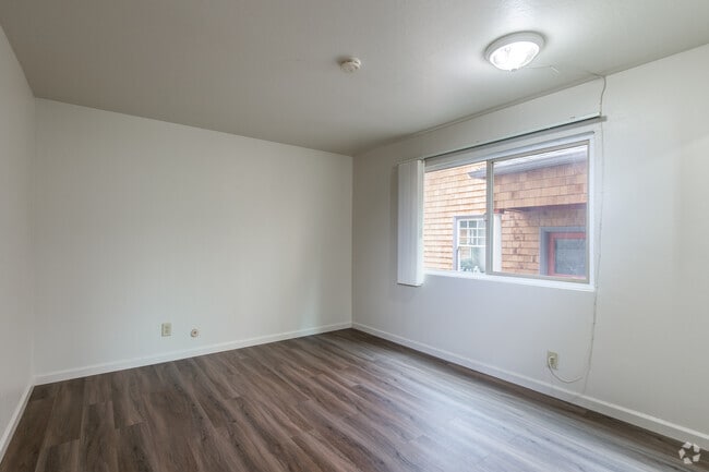 2BR, 1BA - 650SF - 2025 Francisco St. Apartments